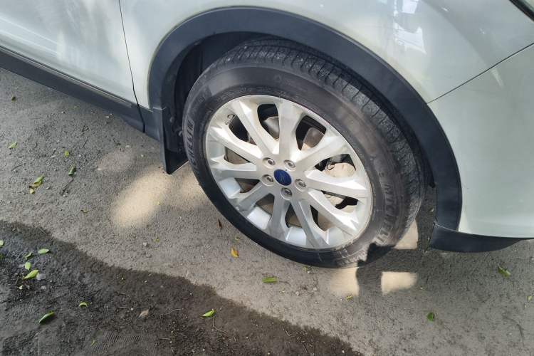 Used Ford Kuga 2013 1.6L GTDi Two-Wheel-Drive Comfort Model Right Front Wheel Hub