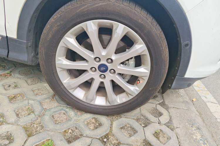 Used Ford Kuga 2013 2.0L GTDi Four-Wheel Drive Premium Model Right Front Wheel Hub