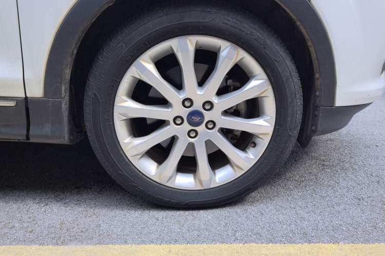 Used Ford Kuga 2013 2.0L GTDi Four-Wheel-Drive Elite Model Right Front Wheel Hub
