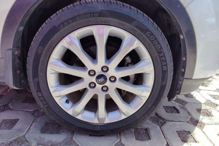 Used Ford Kuga 2013 1.6L GTDi Two-Wheel-Drive Trend Model Right Front Wheel Hub