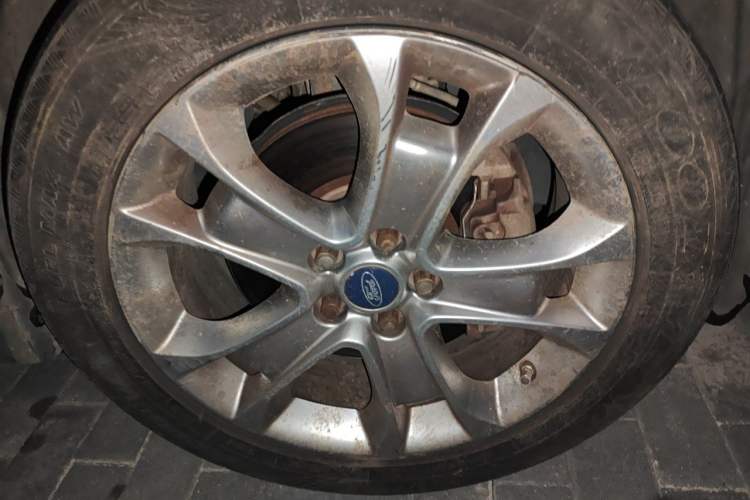Used Ford Kuga 2013 2.0L GTDi Four-Wheel-Drive Sport Model Right Front Wheel Hub