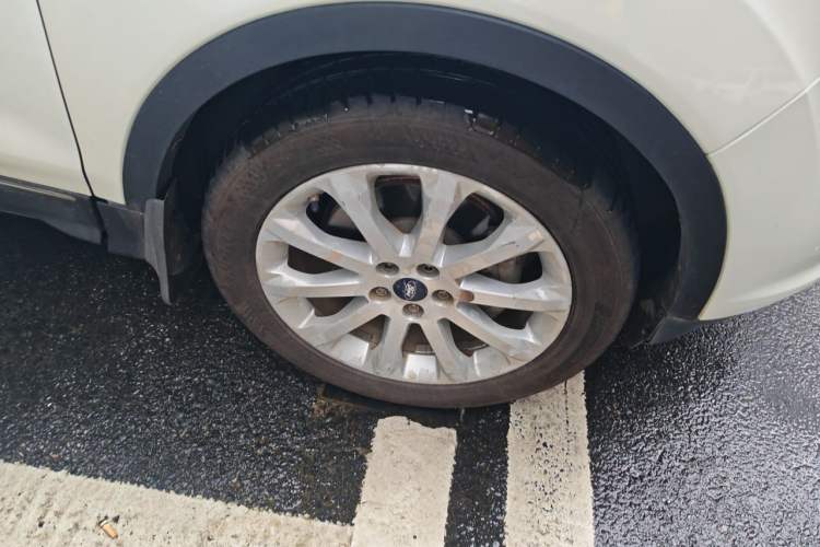 Used Ford Kuga 2013 2.0L GTDi Four-Wheel-Drive Elite Model Right Front Wheel Hub