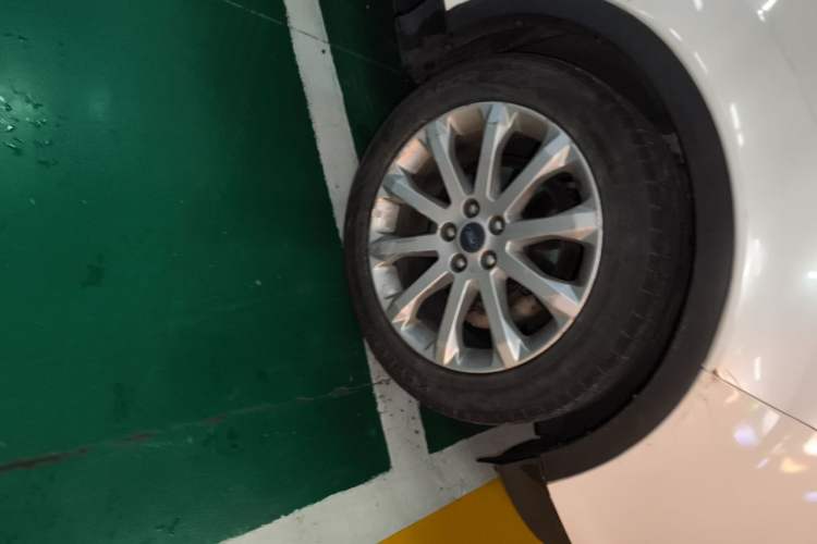 Used Ford Kuga 2013 1.6L GTDi Two-Wheel-Drive Trend Model Right Front Wheel Hub