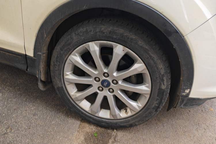 Used Ford Kuga 2013 1.6L GTDi Two-Wheel-Drive Trend Model Right Front Wheel Hub