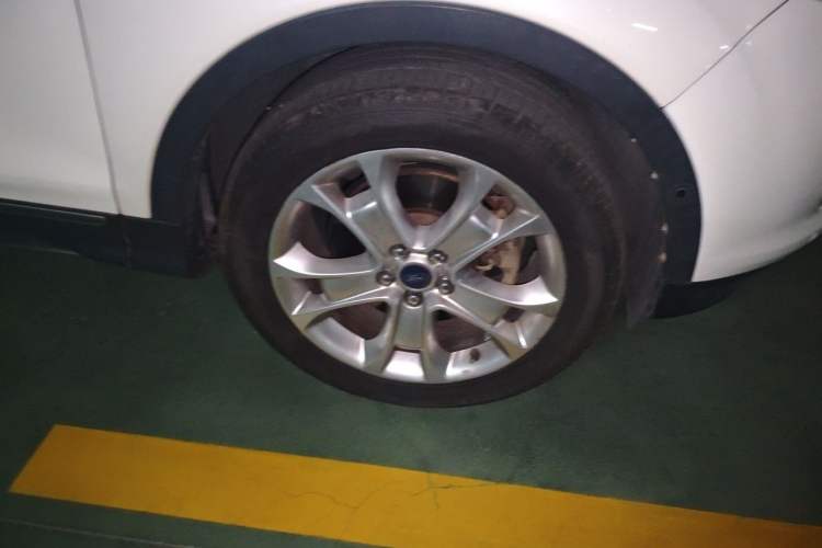 Used Ford Kuga 2013 2.0L GTDi Four-Wheel Drive Premium Model Right Front Wheel Hub