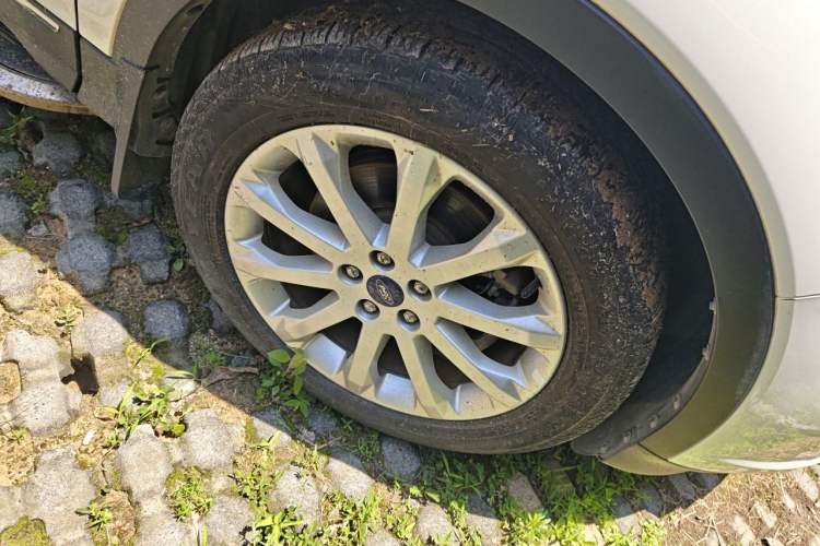 Used Ford Kuga 2013 1.6L GTDi 4x4 Elite Model Right Front Wheel Hub