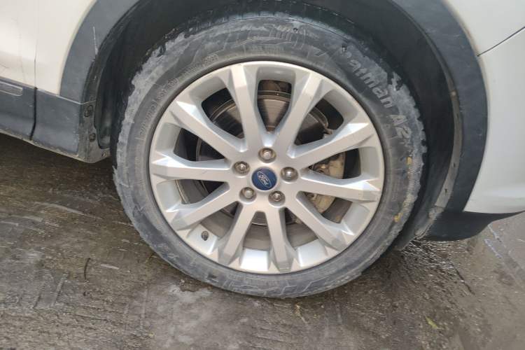 Used Ford Kuga 2013 1.6L GTDi 4x4 Elite Model Right Front Wheel Hub
