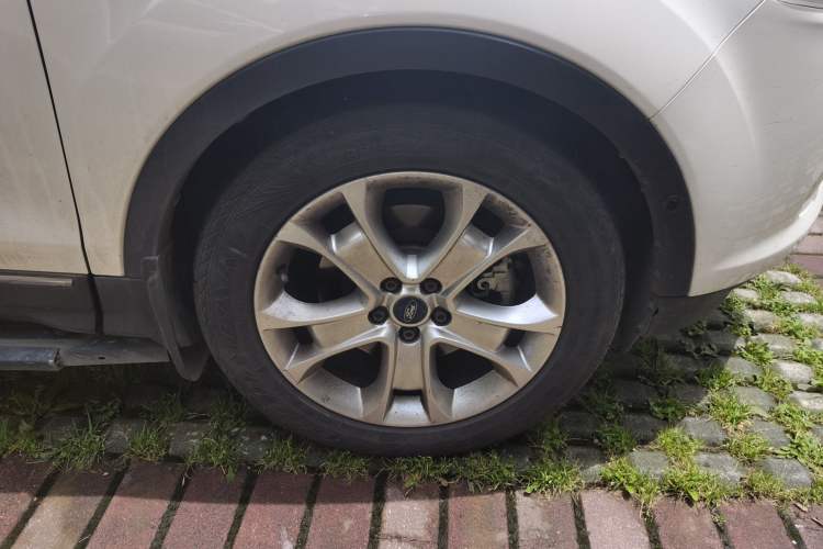 Used Ford Kuga 2013 2.0L GTDi Four-Wheel-Drive Sport Model Right Front Wheel Hub