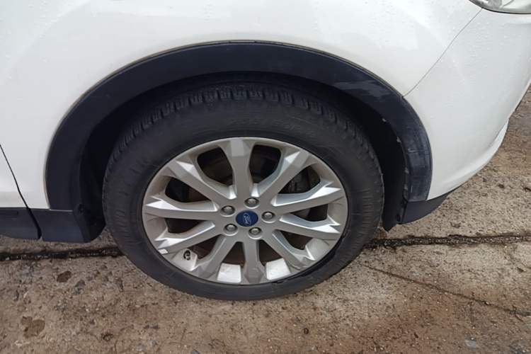 Used Ford Kuga 2013 1.6L GTDi Two-Wheel-Drive Comfort Model Right Front Wheel Hub