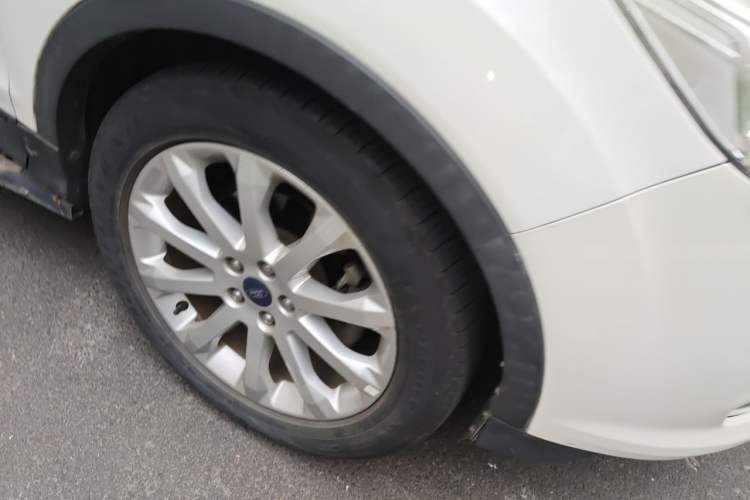 Used Ford Kuga 2013 1.6L GTDi Two-Wheel-Drive Trend Model Right Front Wheel Hub