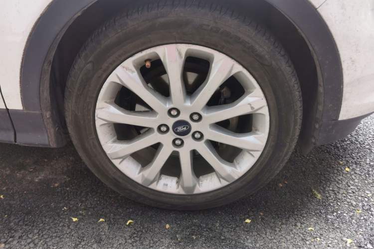 Used Ford Kuga 2013 1.6L GTDi Two-Wheel-Drive Trend Model Right Front Wheel Hub