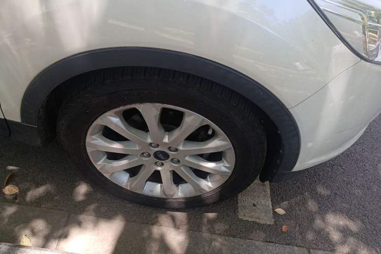 Used Ford Kuga 2013 1.6L GTDi Two-Wheel-Drive Trend Model Right Front Wheel Hub