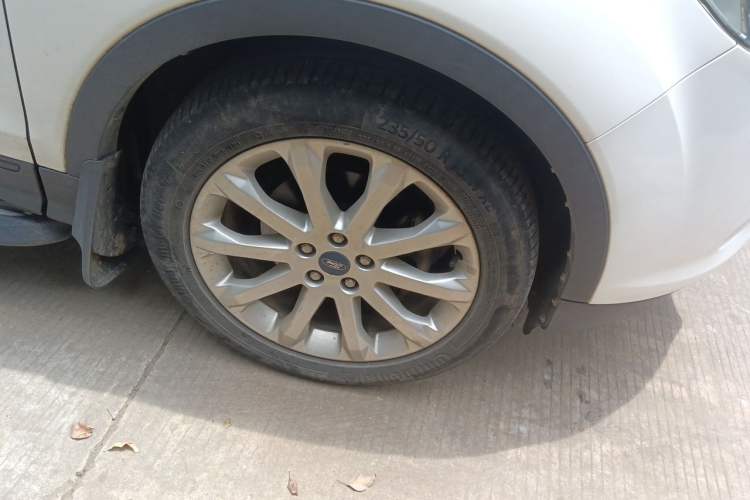 Used Ford Kuga 2013 1.6L GTDi Two-Wheel-Drive Trend Model Right Front Wheel Hub