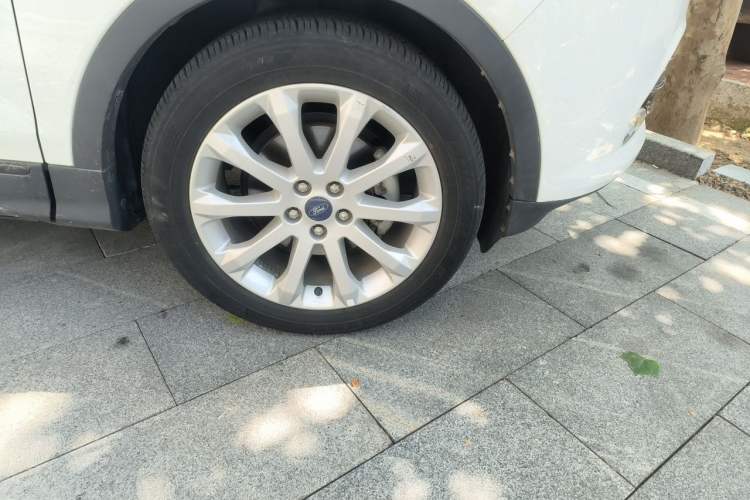 Used Ford Kuga 2013 1.6L GTDi Two-Wheel-Drive Trend Model Right Front Wheel Hub