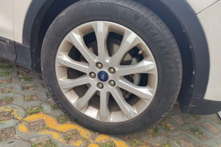 Used Ford Kuga 2013 1.6L GTDi Two-Wheel-Drive Trend Model Right Front Wheel Hub