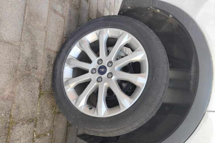 Used Ford Kuga 2013 1.6L GTDi Two-Wheel-Drive Trend Model Right Rear Wheel Hub