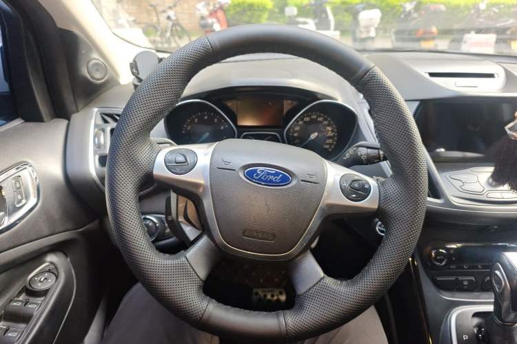 Used Ford Kuga 2013 2.0L GTDi Four-Wheel-Drive Elite Model Steering Wheel
