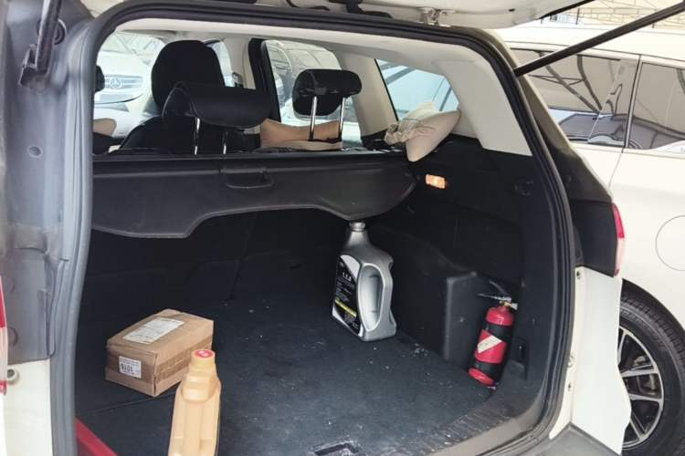 Used Ford Kuga 2013 1.6L GTDi Two-Wheel-Drive Trend Model Trunk