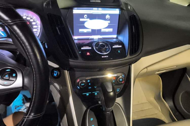 Used Ford Kuga 2013 2.0L GTDi Four-Wheel Drive Premium Model Audio And AC Panel