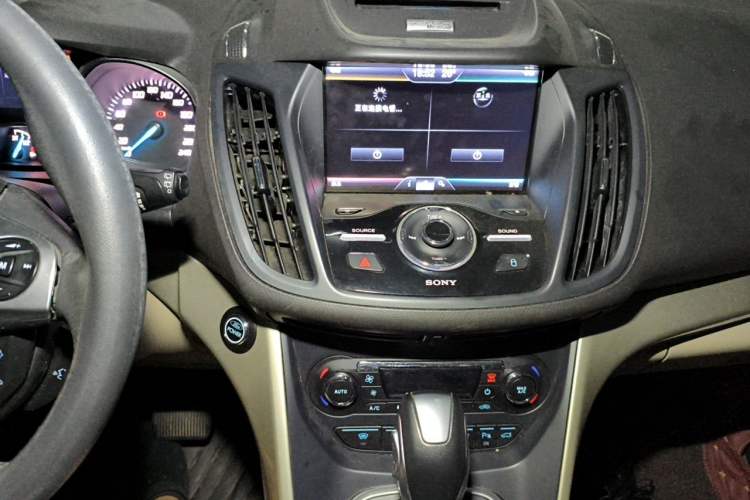 Used Ford Kuga 2013 2.0L GTDi Four-Wheel Drive Premium Model Audio And AC Panel