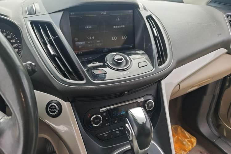 Used Ford Kuga 2013 2.0L GTDi Four-Wheel Drive Premium Model Audio And AC Panel