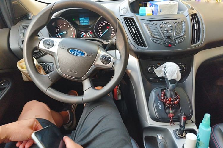 Used Ford Kuga 2013 1.6L GTDi Two-Wheel-Drive Comfort Model Center Console