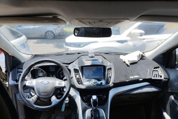 Used Ford Kuga 2013 1.6L GTDi Two-Wheel-Drive Trend Model Center Console