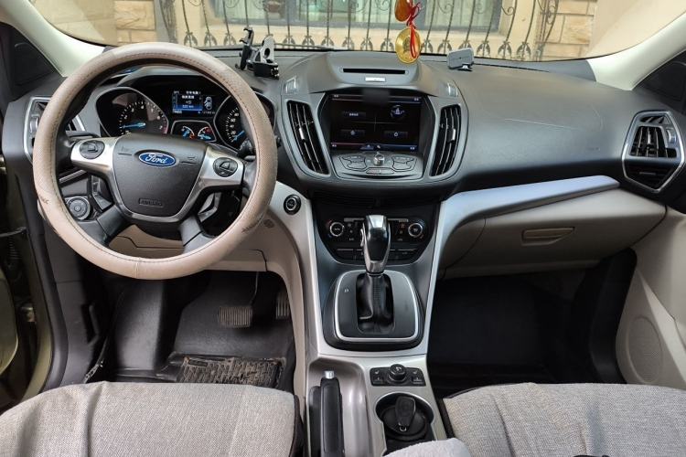 Used Ford Kuga 2013 1.6L GTDi Two-Wheel-Drive Trend Model Center Console