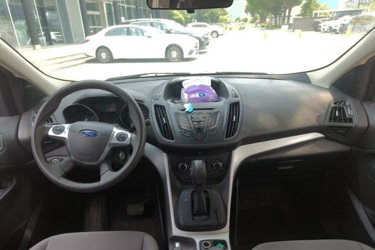 Used Ford Kuga 2013 1.6L GTDi Two-Wheel-Drive Comfort Model Center Console