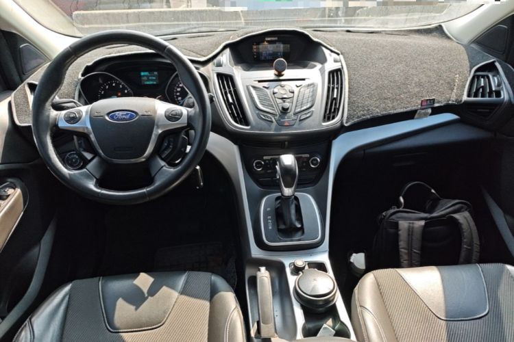 Used Ford Kuga 2013 1.6L GTDi Two-Wheel-Drive Trend Model Center Console