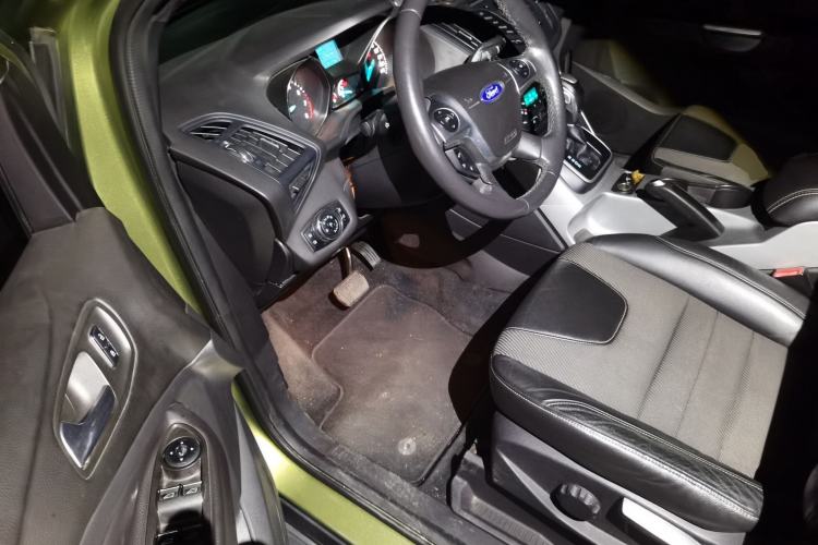 Used Ford Kuga 2013 1.6L GTDi Two-Wheel-Drive Trend Model Driver Seat