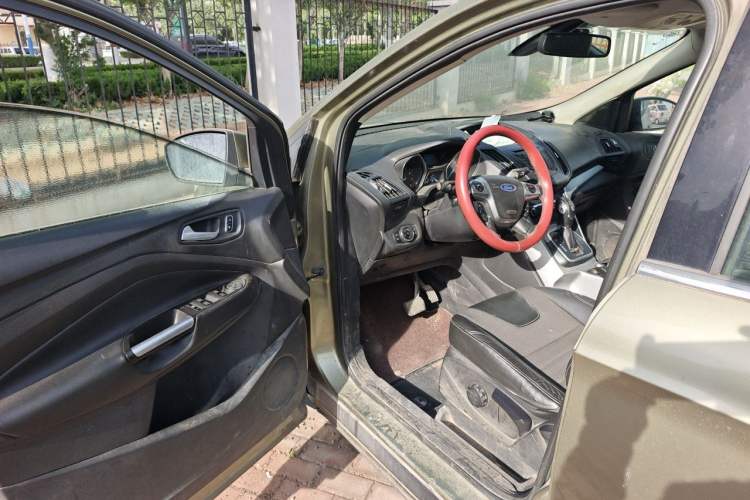 Used Ford Kuga 2013 1.6L GTDi Two-Wheel-Drive Trend Model Driver Seat