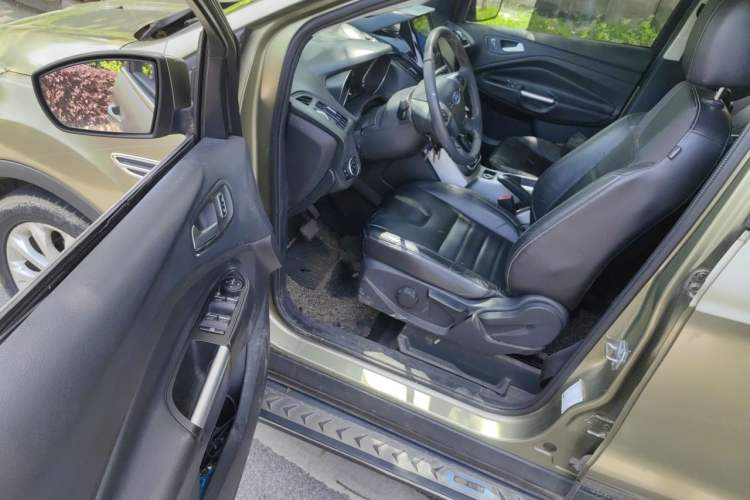 Used Ford Kuga 2013 1.6L GTDi Two-Wheel-Drive Trend Model Driver Seat