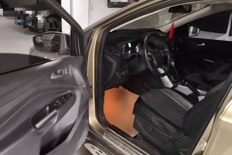 Used Ford Kuga 2013 1.6L GTDi Two-Wheel-Drive Trend Model Driver Seat