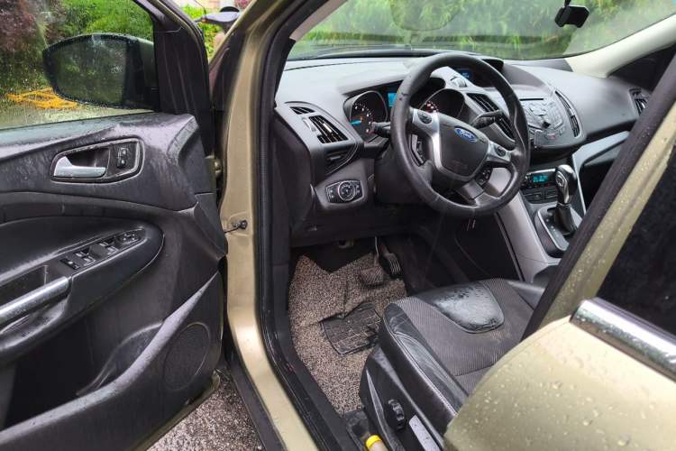 Used Ford Kuga 2013 1.6L GTDi Two-Wheel-Drive Trend Model Driver Seat
