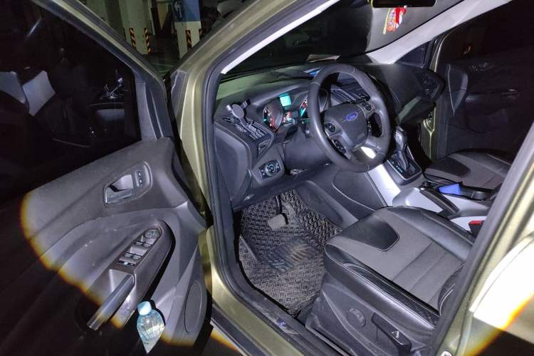 Used Ford Kuga 2013 1.6L GTDi Two-Wheel-Drive Trend Model Driver Seat