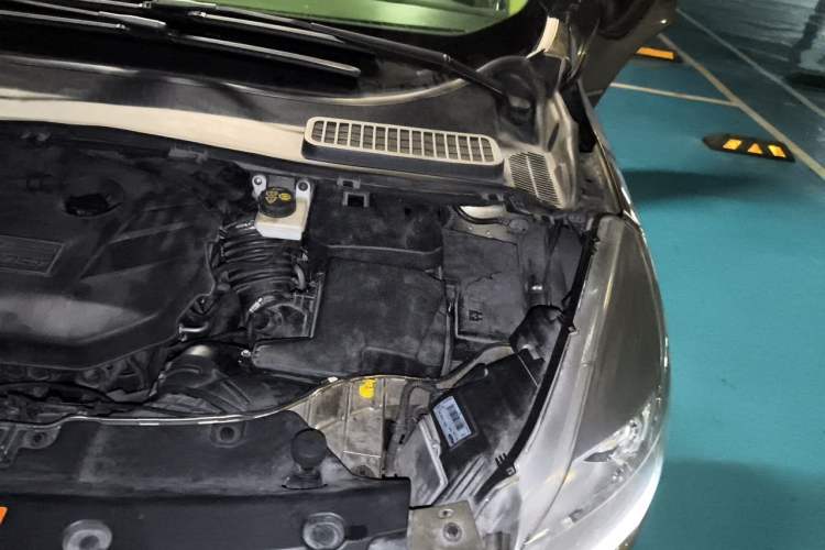 Used Ford Kuga 2013 2.0L GTDi Four-Wheel Drive Premium Model Engine Bay Left