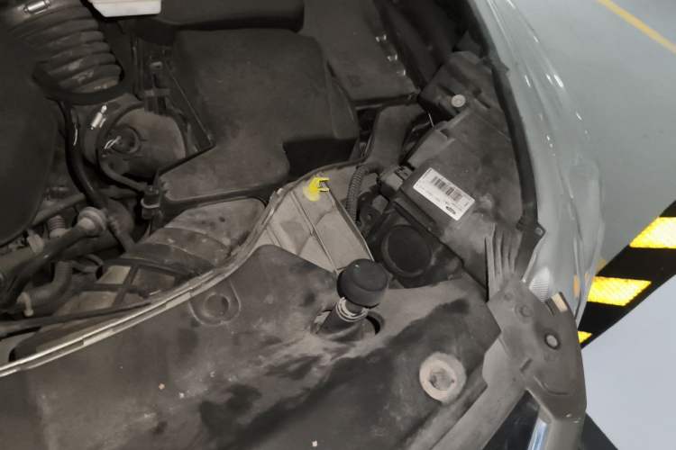 Used Ford Kuga 2013 1.6L GTDi Two-Wheel-Drive Trend Model Engine Bay Left