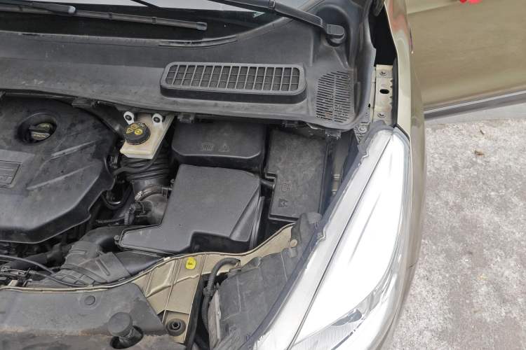 Used Ford Kuga 2013 2.0L GTDi Four-Wheel Drive Premium Model Engine Bay Left