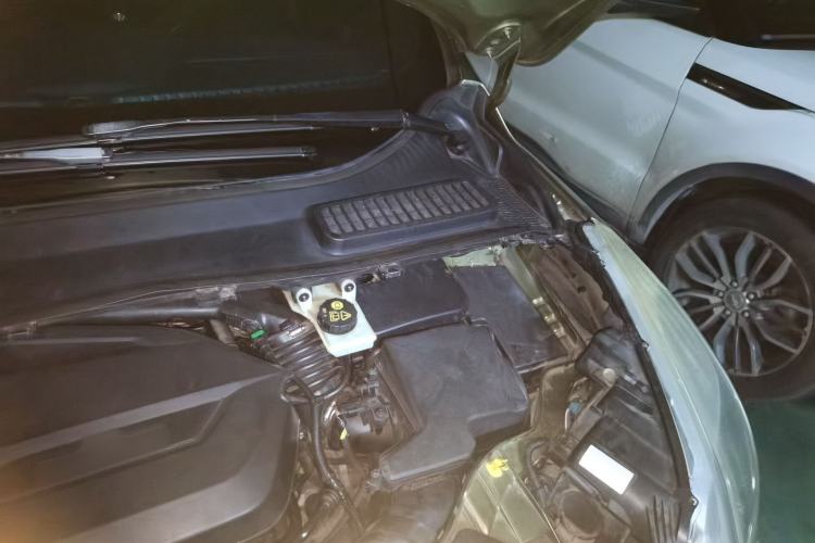 Used Ford Kuga 2013 1.6L GTDi Two-Wheel-Drive Trend Model Engine Bay Left