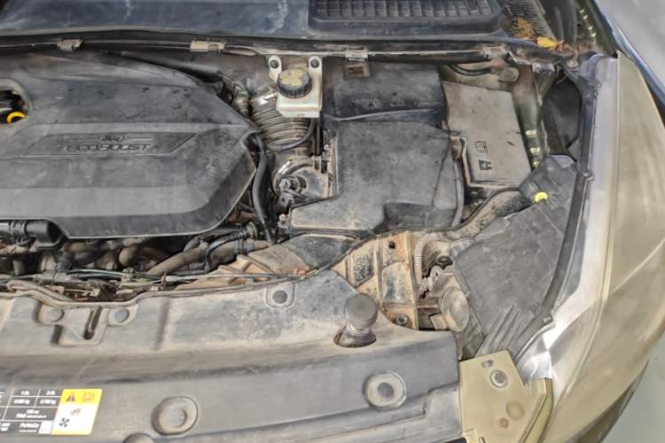 Used Ford Kuga 2013 1.6L GTDi Two-Wheel-Drive Trend Model Engine Bay Left