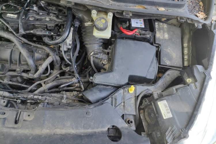 Used Ford Kuga 2013 1.6L GTDi Two-Wheel-Drive Trend Model Engine Bay Left