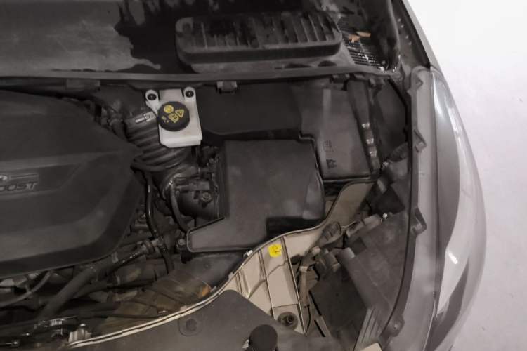 Used Ford Kuga 2013 1.6L GTDi Two-Wheel-Drive Trend Model Engine Bay Left