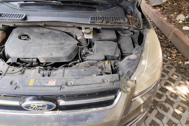 Used Ford Kuga 2013 1.6L GTDi Two-Wheel-Drive Trend Model Engine Bay Left