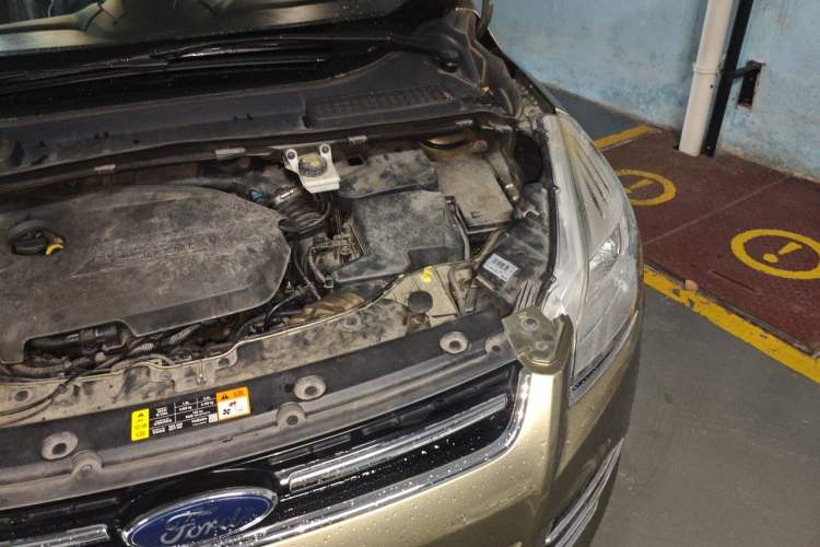 Used Ford Kuga 2013 1.6L GTDi Two-Wheel-Drive Trend Model Engine Bay Left