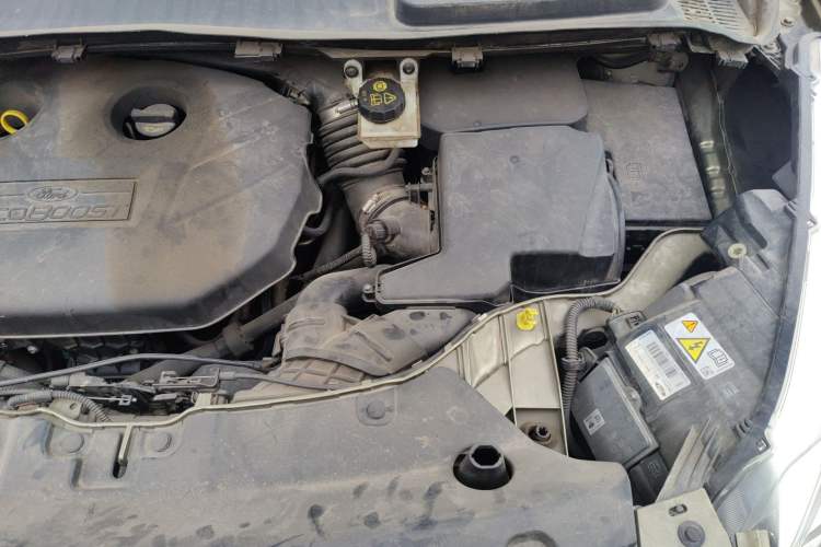 Used Ford Kuga 2013 2.0L GTDi Four-Wheel-Drive Sport Model Engine Bay Left
