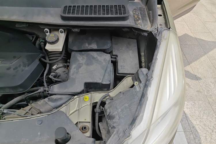 Used Ford Kuga 2013 1.6L GTDi Two-Wheel-Drive Trend Model Engine Bay Left