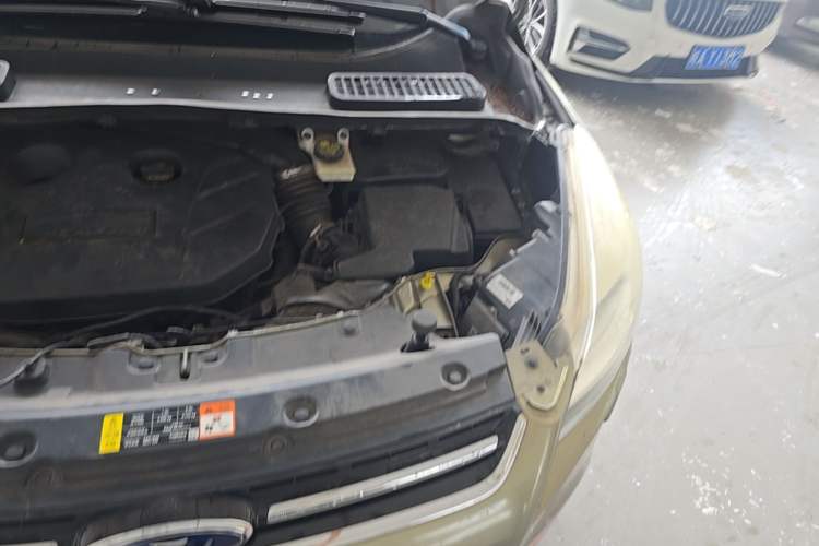 Used Ford Kuga 2013 2.0L GTDi Four-Wheel-Drive Sport Model Engine Bay Left