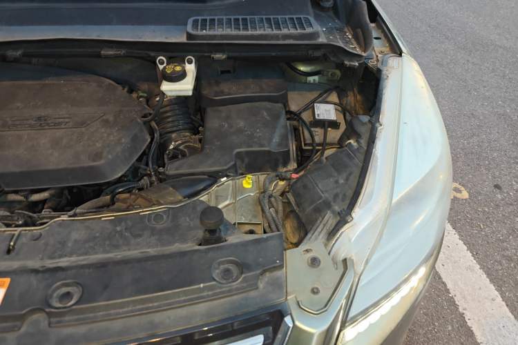 Used Ford Kuga 2013 1.6L GTDi Two-Wheel-Drive Trend Model Engine Bay Left