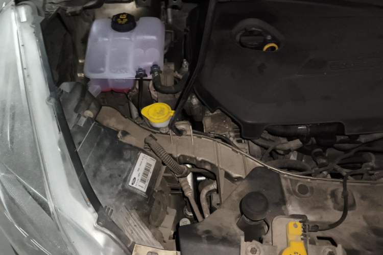 Used Ford Kuga 2013 1.6L GTDi Two-Wheel-Drive Trend Model Engine Bay Right